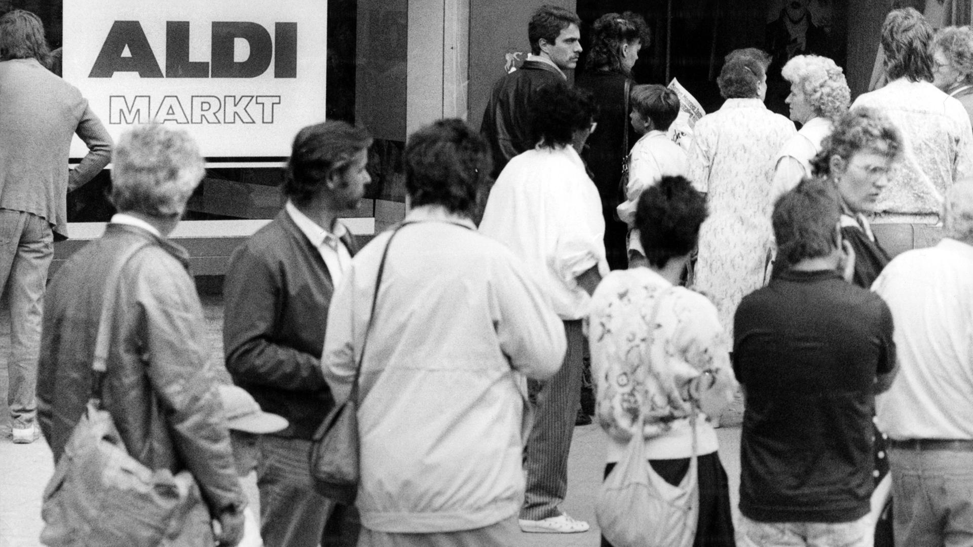 Am 2. Juli 1990, dem Tag nach der Währungsunion, drängen DDR-Bürger in eine Aldi-Filiale in Berlin-Wedding. Am 2. Juli 1990, dem Tag nach der Währungsunion, drängen DDR-Bürger in eine Aldi-Filiale in Berlin-Wedding.