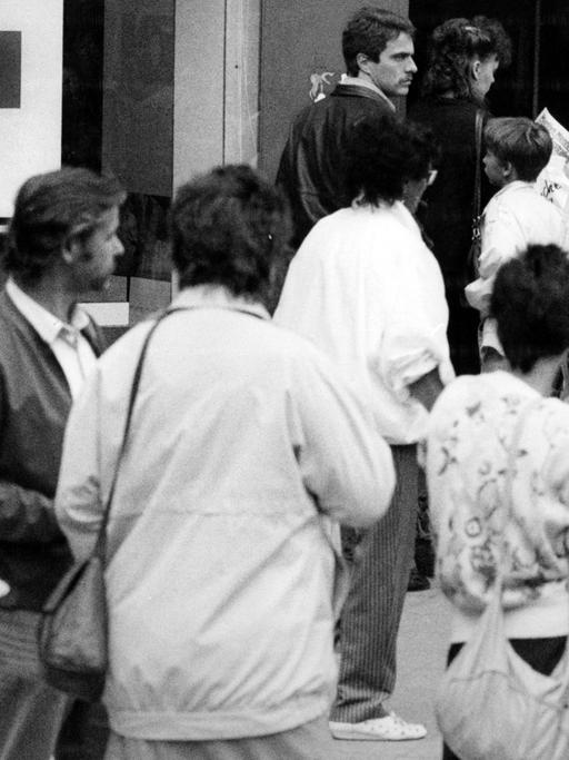 Am 2. Juli 1990, dem Tag nach der Währungsunion, drängen DDR-Bürger in eine Aldi-Filiale in Berlin-Wedding.