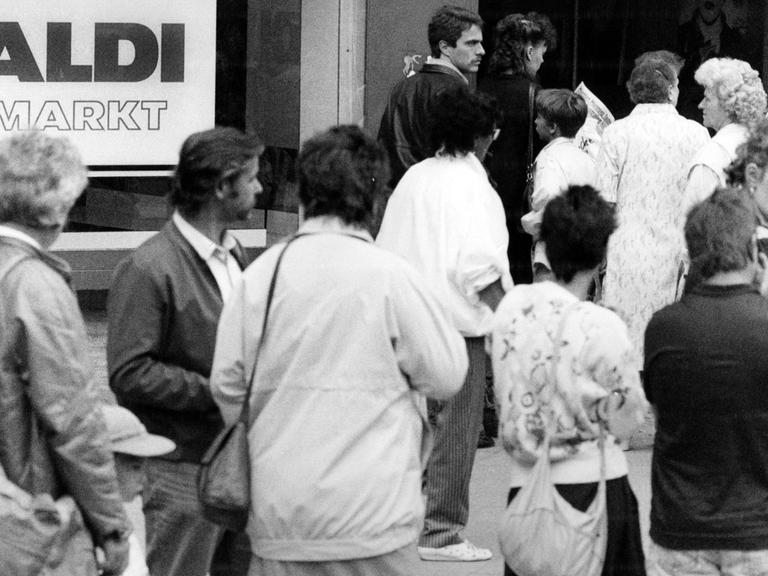 Am 2. Juli 1990, dem Tag nach der Währungsunion, drängen DDR-Bürger in eine Aldi-Filiale in Berlin-Wedding.