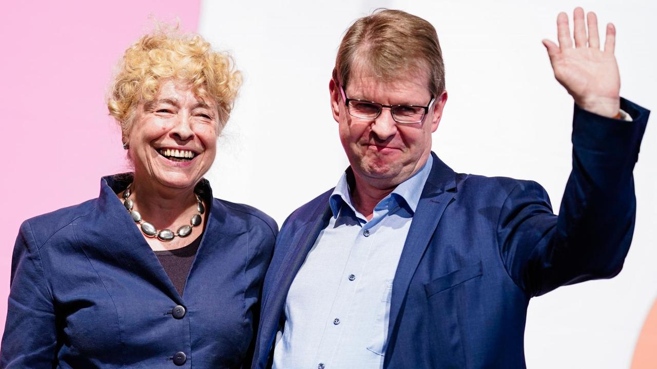 Ralf Stegner, stellvertretender Vorsitzender der SPD und Fraktionsvorsitzender der schleswig-holsteinischen SPD, und Gesine Schwan, Politikwissenschaftlerin und Vorsitzende der SPD-Grundwertekommission, präsentieren sich in der Congresshalle bei der SPD Regionalkonferenz den Besuchern. In Saarbrücken findet die erste von 23 Konferenzen statt. Es geht um die Nachfolge für die zurückgetretene Parteivorsitzende Nahles. Ralf Stegner, stellvertretender Vorsitzender der SPD und Fraktionsvorsitzender der schleswig-holsteinischen SPD, und Gesine Schwan, Politikwissenschaftlerin und Vorsitzende der SPD-Grundwertekommission, präsentieren sich in der Congresshalle bei der SPD Regionalkonferenz den Besuchern. In Saarbrücken findet die erste von 23 Konferenzen statt. Es geht um die Nachfolge für die zurückgetretene Parteivorsitzende Nahles.