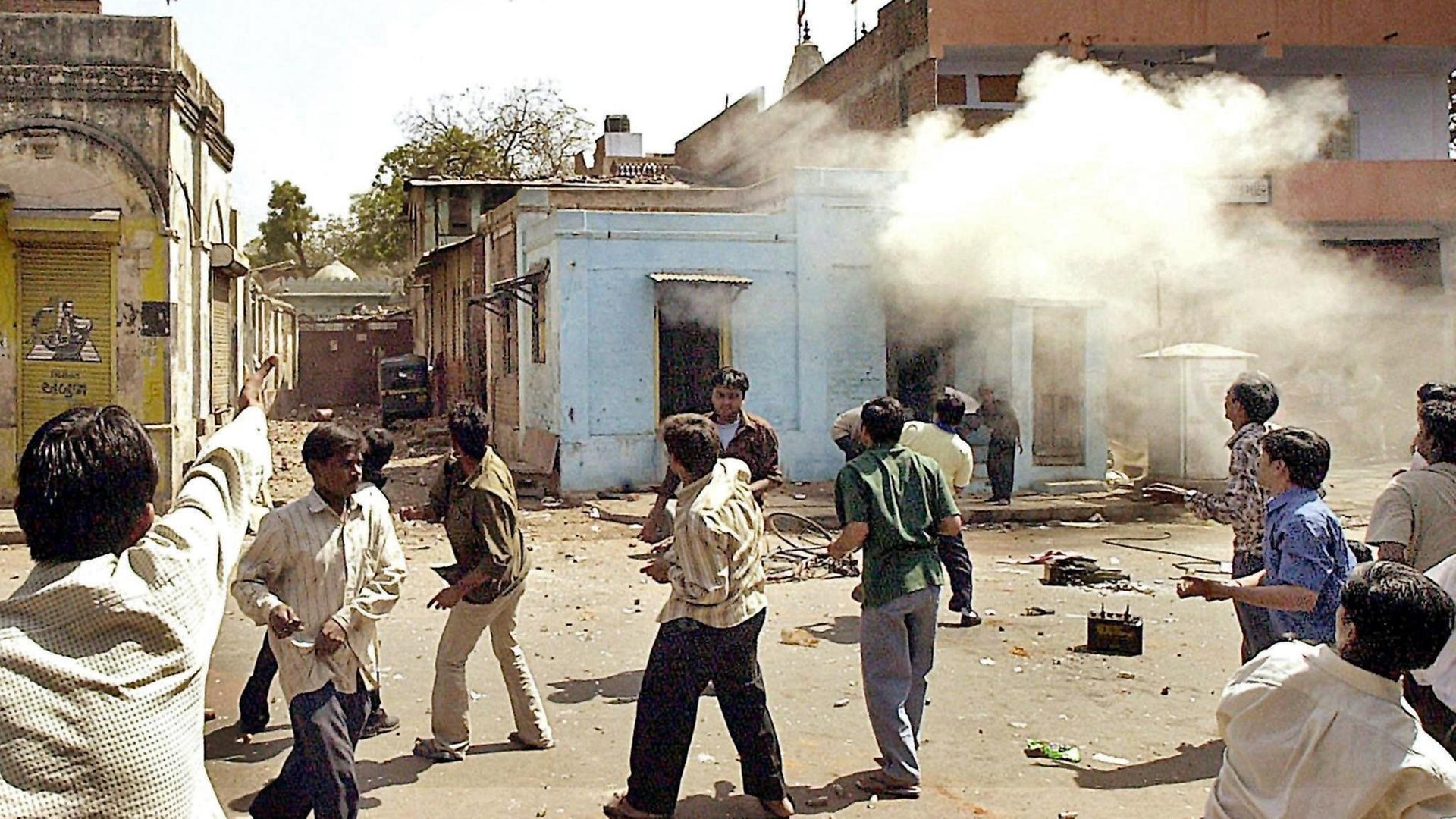 Männer attackieren am 28.2.2002 moslemische Häuser und Geschäfte in Ahmedabad im westindischen Bundesstaat Gujarat Männer attackieren am 28.2.2002 moslemische Häuser und Geschäfte in Ahmedabad im westindischen Bundesstaat Gujarat