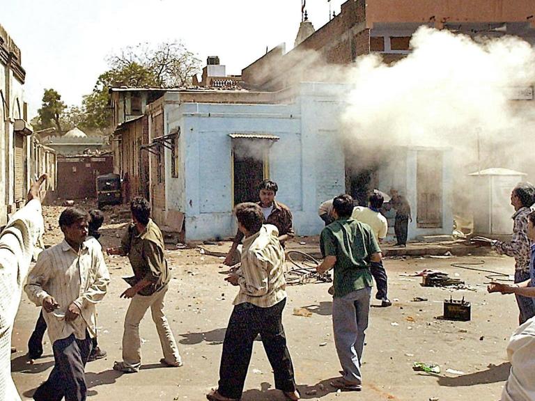 Männer attackieren am 28.2.2002 moslemische Häuser und Geschäfte in Ahmedabad im westindischen Bundesstaat Gujarat