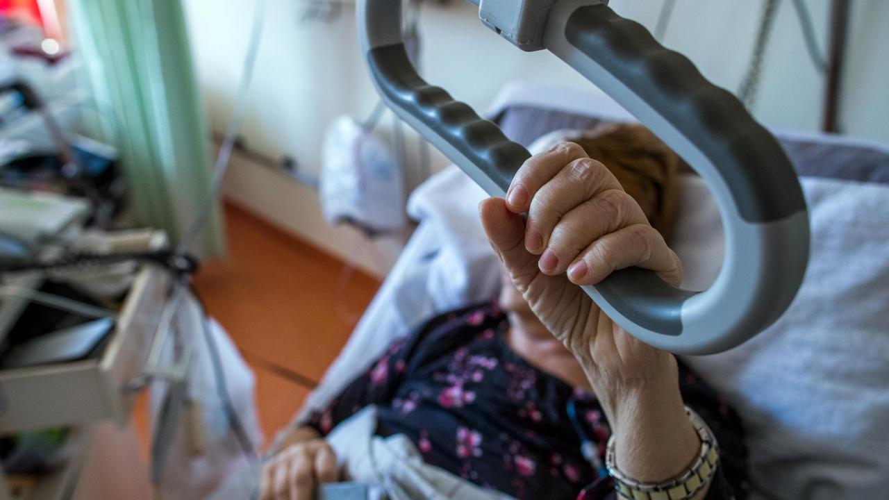 Eine Patientin liegt in einem Pflegebett im Palliativ-Zentrum