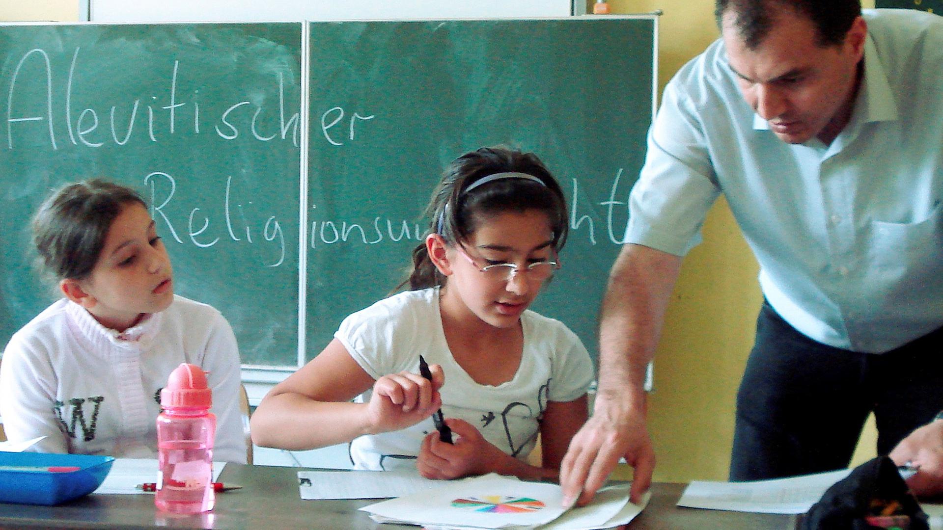 Der Lehrer Mete Özcan unterrichtet an der Brüder-Grimm-Schule in Hanau Grundschüler verschiedener Klassen in alevitischer Religion (Foto vom 07.06.2010). Der Lehrer Mete Özcan unterrichtet an der Brüder-Grimm-Schule in Hanau Grundschüler verschiedener Klassen in alevitischer Religion (Foto vom 07.06.2010).