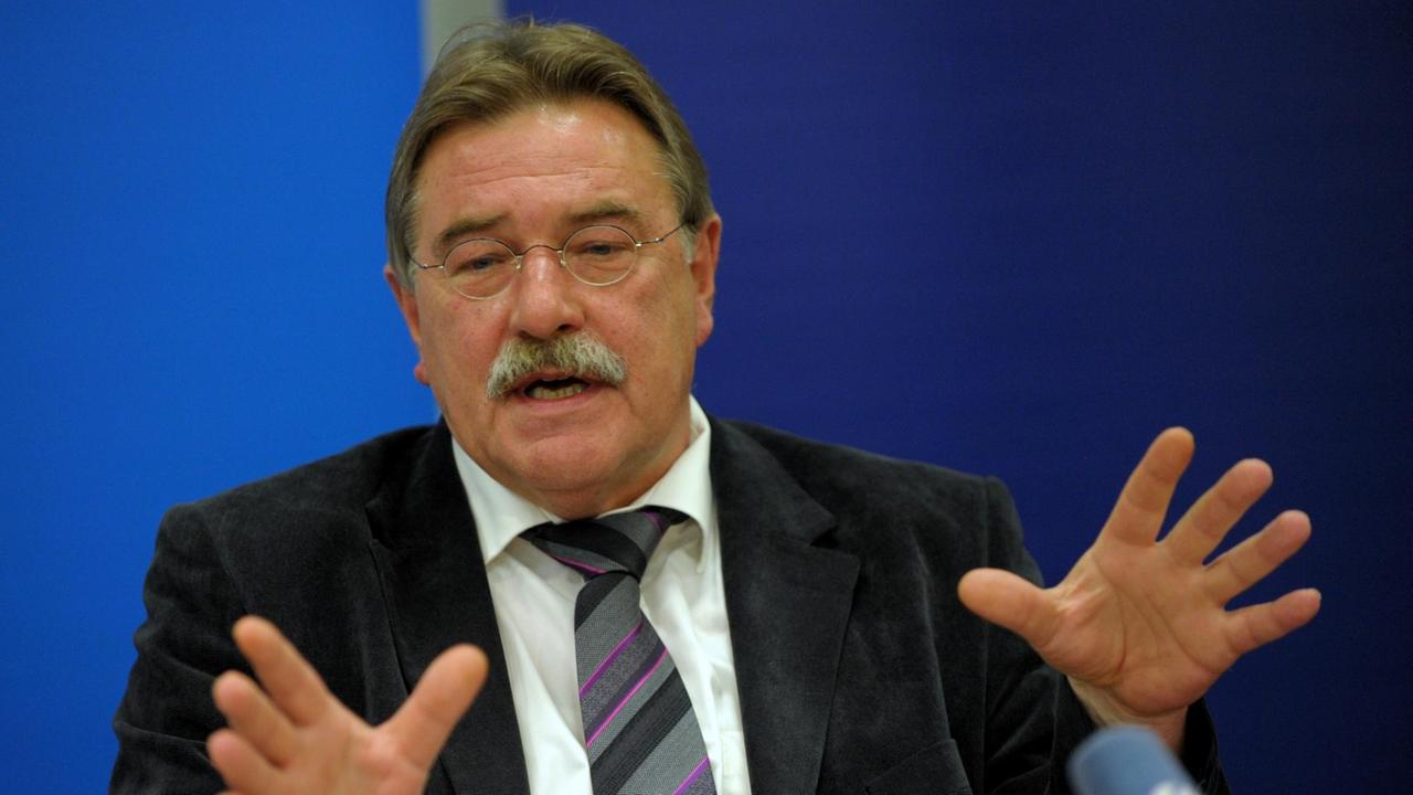 Der Direktor des Institut für Hygiene der Universitätsklinikums in Münster, Professor Helge Karch, stellt am 31.05.2011 einen molekular-biologischen Schnelltest für den Nachweis von EHEC-Bakterien während einer Pressekonfernz vor. Der Direktor des Institut für Hygiene der Universitätsklinikums in Münster, Professor Helge Karch, stellt am 31.05.2011 einen molekular-biologischen Schnelltest für den Nachweis von EHEC-Bakterien während einer Pressekonfernz vor.