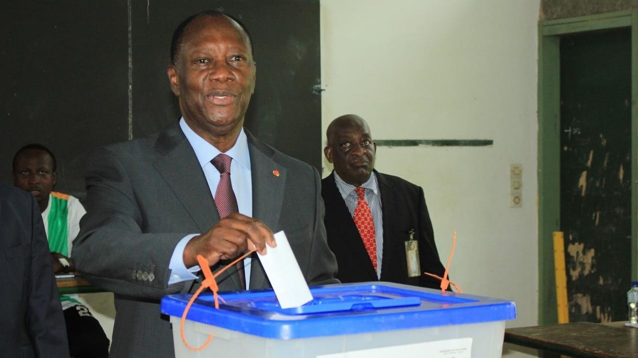 Der Präsident der Elfenbeinküste Alassane Ouattara gibt bei der Parlamentswahl 2016 in Abidjan seine Stimme ab.