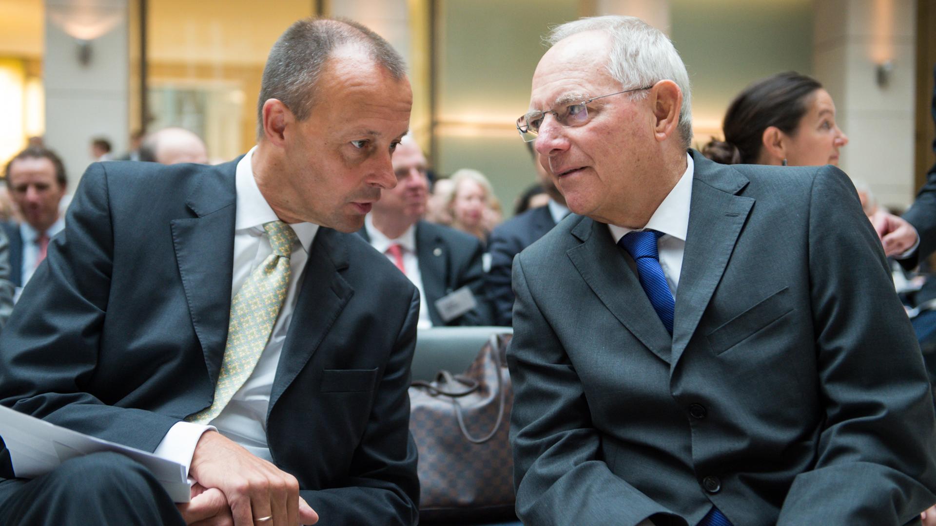 Die CDU-Politiker Friedrich Merz und Wolfgang Schäuble haben die Köpfe einander zugeneigt und unterhalten sich in einer vertraut und privat wirkenden Weise. Die Aufnahme ist von September 2015. Die CDU-Politiker Friedrich Merz und Wolfgang Schäuble haben die Köpfe einander zugeneigt und unterhalten sich in einer vertraut und privat wirkenden Weise. Die Aufnahme ist von September 2015.