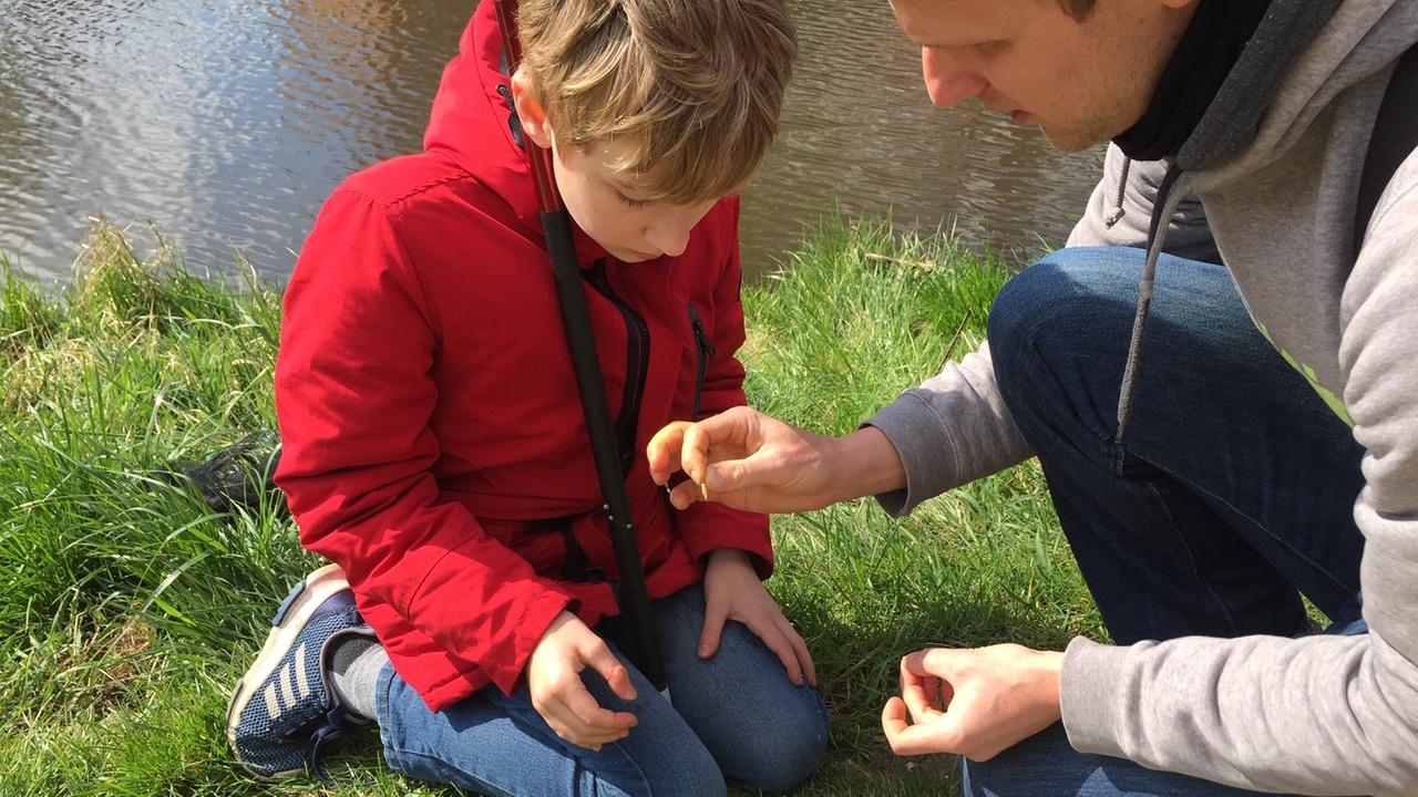 Projektleiter Kilian Neubert gibt einem Schüler eine Made, die als Köder verwendet werden soll. Projektleiter Kilian Neubert gibt einem Schüler eine Made, die als Köder verwendet werden soll.