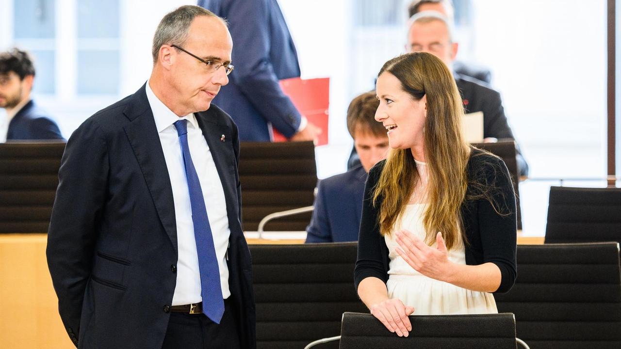 04.07.2020, Hessen, Wiesbaden: Peter Beuth (CDU), Innenminister von Hessen, spricht mit Janine Wissler (Die Linke), Fraktionsvorsitzende ihrer Partei in Hessen, im Plenarsaal. Sondersitzung des hessischen Landtags zu den Corona-Finanzhilfen. Geplant ist die Verabschiedung eines milliardenschweren Corona-Sondervermögens und eines Nachtragshaushalts. Foto: Andreas Arnold/dpa | Verwendung weltweit 04.07.2020, Hessen, Wiesbaden: Peter Beuth (CDU), Innenminister von Hessen, spricht mit Janine Wissler (Die Linke), Fraktionsvorsitzende ihrer Partei in Hessen, im Plenarsaal. Sondersitzung des hessischen Landtags zu den Corona-Finanzhilfen. Geplant ist die Verabschiedung eines milliardenschweren Corona-Sondervermögens und eines Nachtragshaushalts. Foto: Andreas Arnold/dpa | Verwendung weltweit