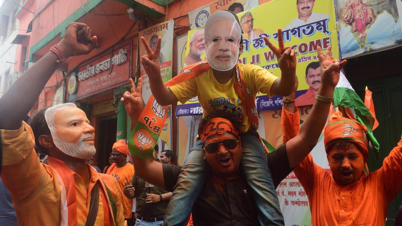 BJP-Anhänger feiern in den Straßen von Kalkutta 2019 die WiederwahlWahlsieg von Premierminister Narenda Modi. BJP-Anhänger feiern in den Straßen von Kalkutta 2019 die WiederwahlWahlsieg von Premierminister Narenda Modi.
