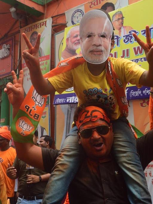BJP-Anhänger feiern in den Straßen von Kalkutta (Indien) den Wahlsieg von Premierminister Narenda Modi.