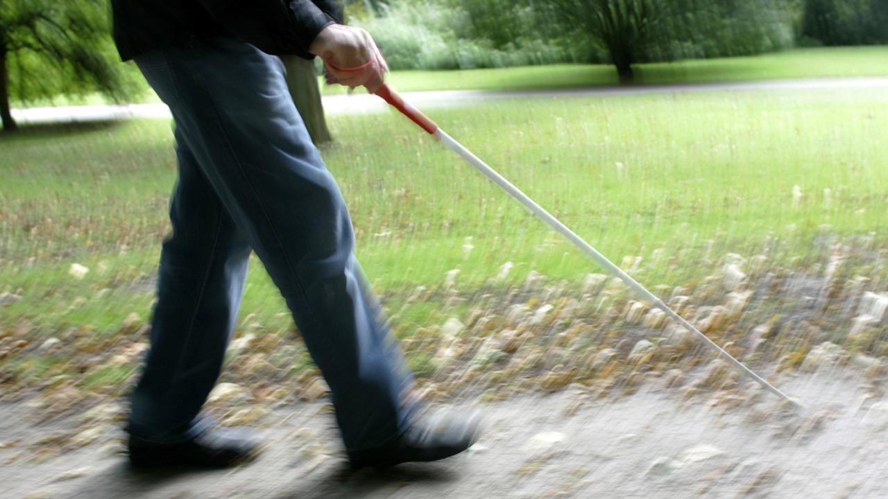 Ein Blinder mit Blindenstock Ein Blinder mit Blindenstock