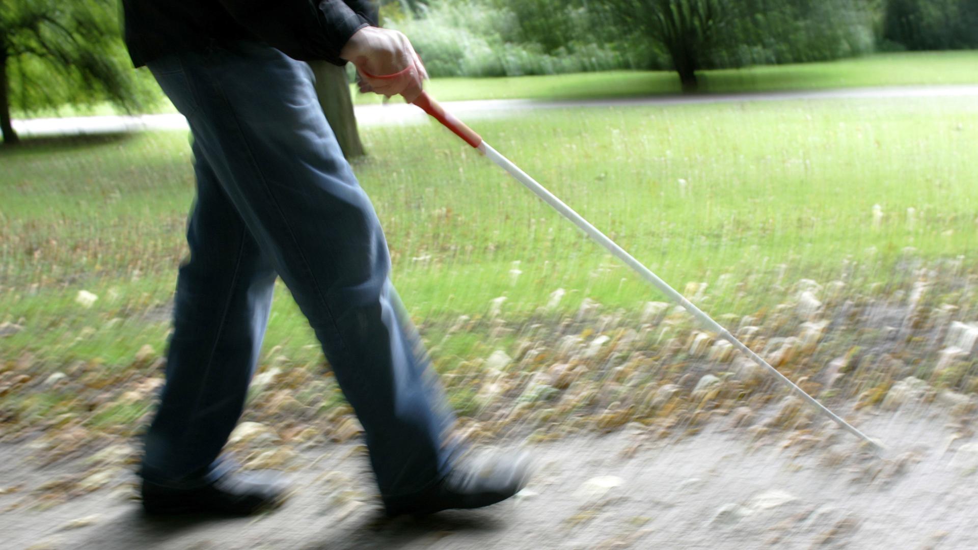 Ein Blinder mit Blindenstock Ein Blinder mit Blindenstock