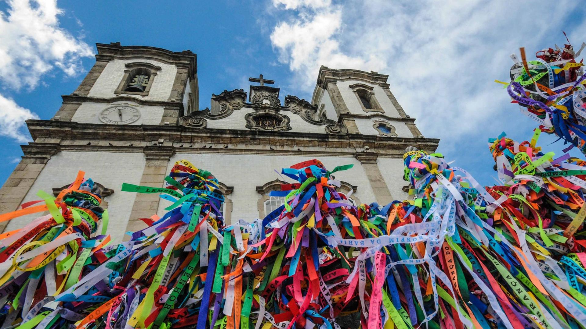 Bunte Bändchen, die sogenannten Fitinhas, sind an der Bonfim-Kirche, der berühmteste Pilgerkirche von Salvador da Bahía, gebunden. Bunte Bändchen, die sogenannten Fitinhas, sind an der Bonfim-Kirche, der berühmteste Pilgerkirche von Salvador da Bahía, gebunden.