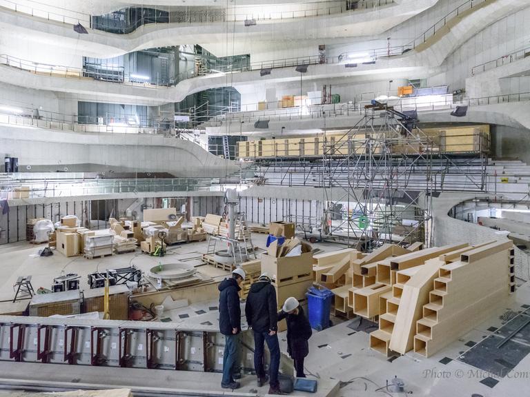 Bauarbeiten Anfang im großen Saal. Eine spezielle Wandverkleidung, die so genannte "Weiße Haut", soll für eine gute Akustik bis in den letzten Winkel sorgen.