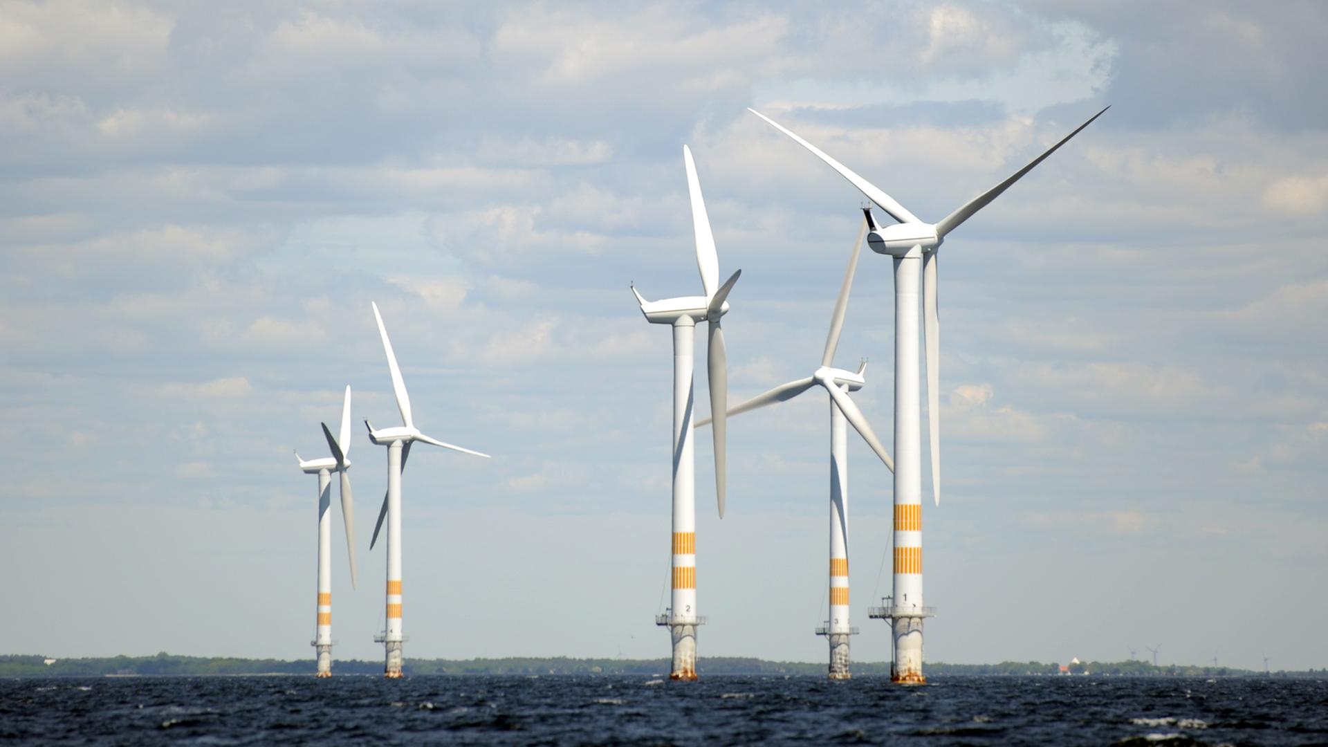 Windräder drehen sich am 10.06.2015 in Schweden auf der Ostsee in einem Offshore Windpark. Versehen mit Denkfabrik-Stempel. Windräder drehen sich am 10.06.2015 in Schweden auf der Ostsee in einem Offshore Windpark. Versehen mit Denkfabrik-Stempel.