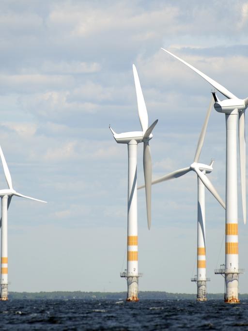 Windräder drehen sich am 10.06.2015 in Schweden auf der Ostsee in einem Offshore Windpark. Versehen mit Denkfabrik-Stempel.