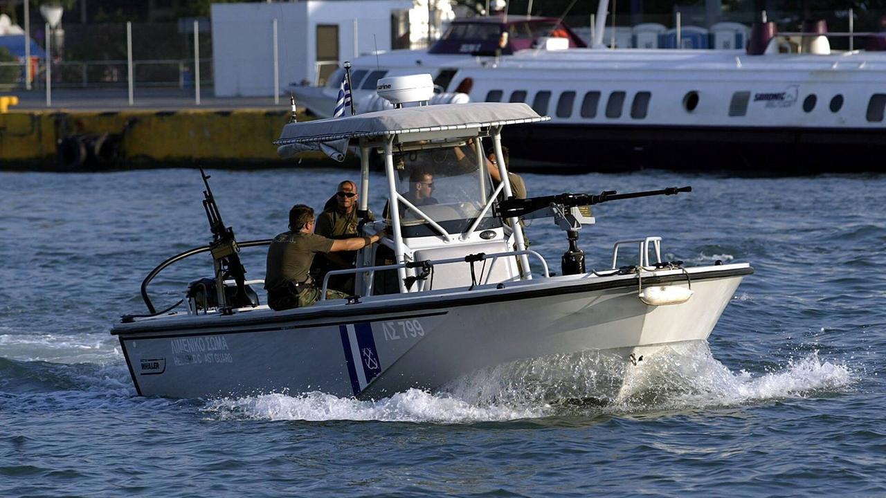 Ein Boot der griechischen Küstenwache fährt im Hafen von Athen Ein Boot der griechischen Küstenwache fährt im Hafen von Athen