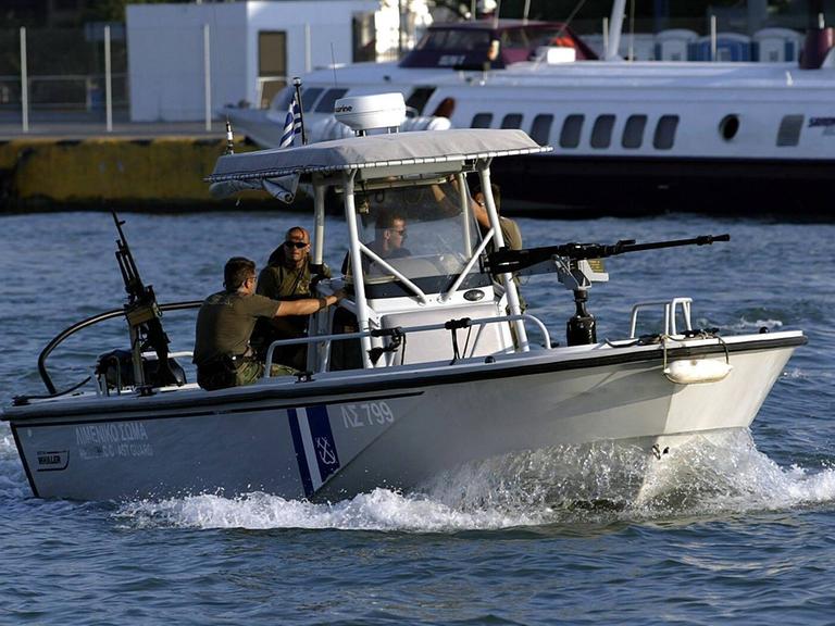 Ein Boot der griechischen Küstenwache fährt im Hafen von Athen