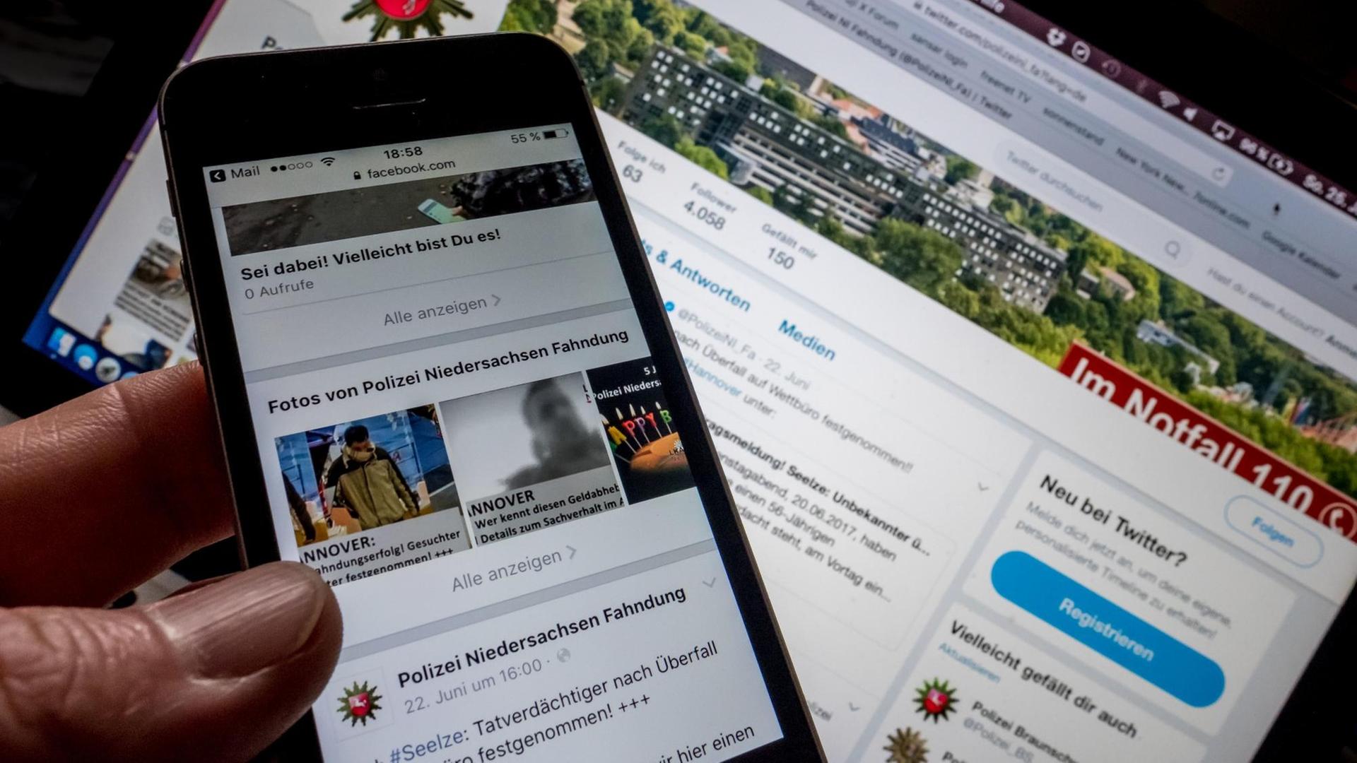 Auf einem Smartphone ist die Facebook-Seite des Landeskriminalamtes Niedersachsen und im Hintergrund auf einem PC-Display die Twitter-Seite der Polizei Niedersachsen. Bei der Verbrecherjagd, Suche nach vermissten Personen oder in Terrorlagen sind die sozialen Medien für die Polizei in Deutschland inzwischen unverzichtbar. Auf einem Smartphone ist die Facebook-Seite des Landeskriminalamtes Niedersachsen und im Hintergrund auf einem PC-Display die Twitter-Seite der Polizei Niedersachsen. Bei der Verbrecherjagd, Suche nach vermissten Personen oder in Terrorlagen sind die sozialen Medien für die Polizei in Deutschland inzwischen unverzichtbar.
