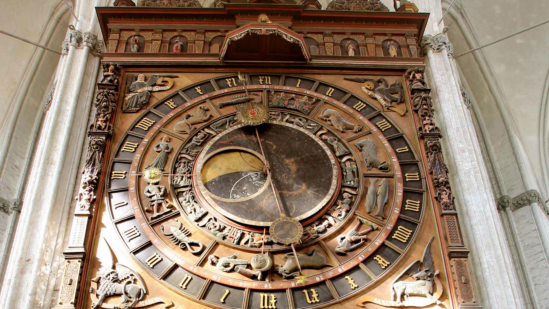 1472 wurde die Astronomische Uhr der Marienkirche in Rostock erbaut.