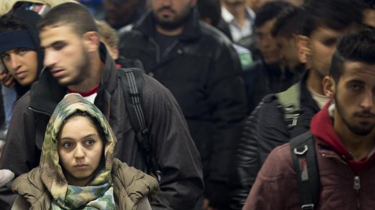 Flüchtlinge bei ihrer Ankunft in Berlin im Oktober 2015 Flüchtlinge bei ihrer Ankunft in Berlin im Oktober 2015