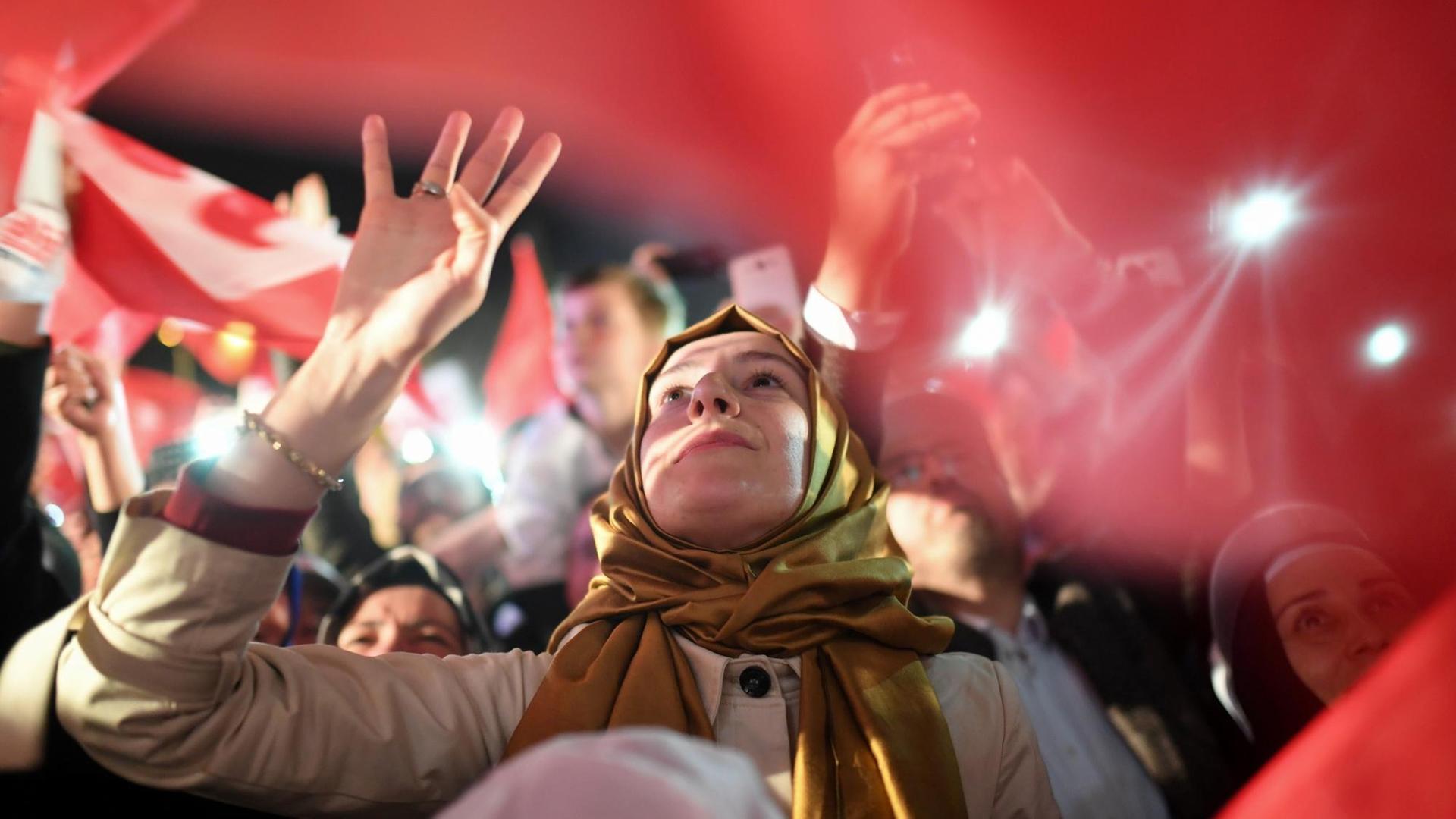 Eine Anhängerin des türkischen Staatschefs Erdogan zeigt das sogenannte Rabia-Zeichen. Eine Anhängerin des türkischen Staatschefs Erdogan zeigt das sogenannte Rabia-Zeichen.