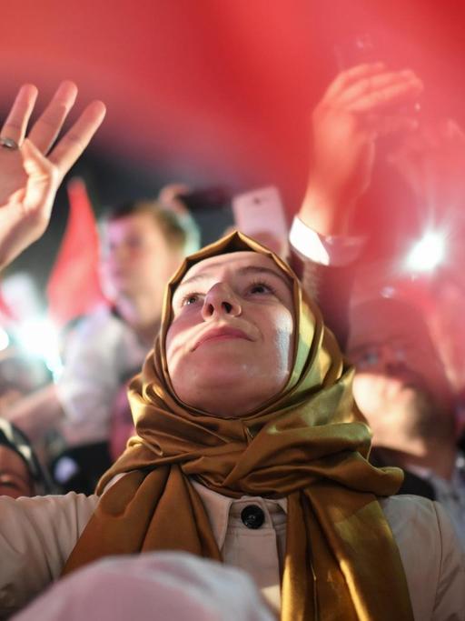 Eine Anhängerin des türkischen Staatschefs Erdogan zeigt das sogenannte Rabia-Zeichen.