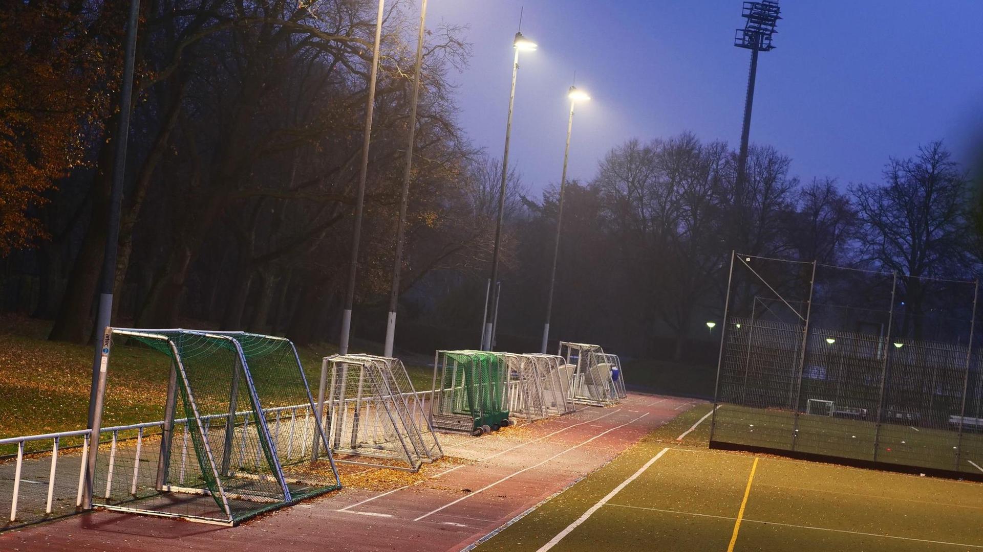 26.11.2020, Berlin. Umgedrehte Fussballtore stehen waehrend der Corona-Pandemie an einem diesigen Abend auf einem Sportplatz. Auf dem Vereinsgelaende wurde um diese Zeit normalerweise trainiert, aber der Teil-Lockdown hat den sportlichen Part des Vereinsleben stillgelegt. Foto: Wolfram Steinberg/dpa 26.11.2020, Berlin. Umgedrehte Fussballtore stehen waehrend der Corona-Pandemie an einem diesigen Abend auf einem Sportplatz. Auf dem Vereinsgelaende wurde um diese Zeit normalerweise trainiert, aber der Teil-Lockdown hat den sportlichen Part des Vereinsleben stillgelegt. Foto: Wolfram Steinberg/dpa