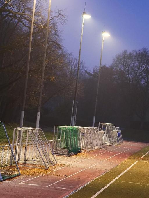 26.11.2020, Berlin. Umgedrehte Fussballtore stehen waehrend der Corona-Pandemie an einem diesigen Abend auf einem Sportplatz. Auf dem Vereinsgelaende wurde um diese Zeit normalerweise trainiert, aber der Teil-Lockdown hat den sportlichen Part des Vereinsleben stillgelegt. Foto: Wolfram Steinberg/dpa
