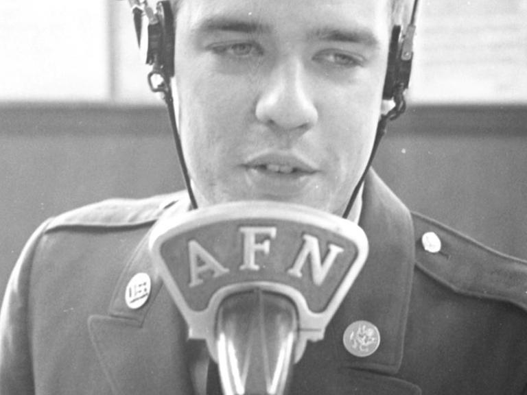 ARCHIV - HANDOUT - Moderator Tim Gauger, Angehöriger der US-Armee, präsentiert am 06.03.1964 beim US-Soldatensender AFN in Frankfurt-Höchst die Show «Music in the Air». (zu dpa «US-Sender AFN gibt weitreichende Feldberg-Frequenz auf» vom 18.01.2017) ACHTUNG: Nur zur redaktionellen Verwendung im Zusammenhang mit der Berichterstattung und mit vollständiger Nennung der Quelle Foto: Privatarchiv Dr. John Provan Foto: Privatarchiv Dr. John Provan/Privatarchiv Dr. John Provan;Point alpha/dpa |