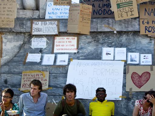 Junge Menschen protestieren in Lissabon gegen die hohe Arbeitslosigkeit als Folge der Wirtschaftskrise.