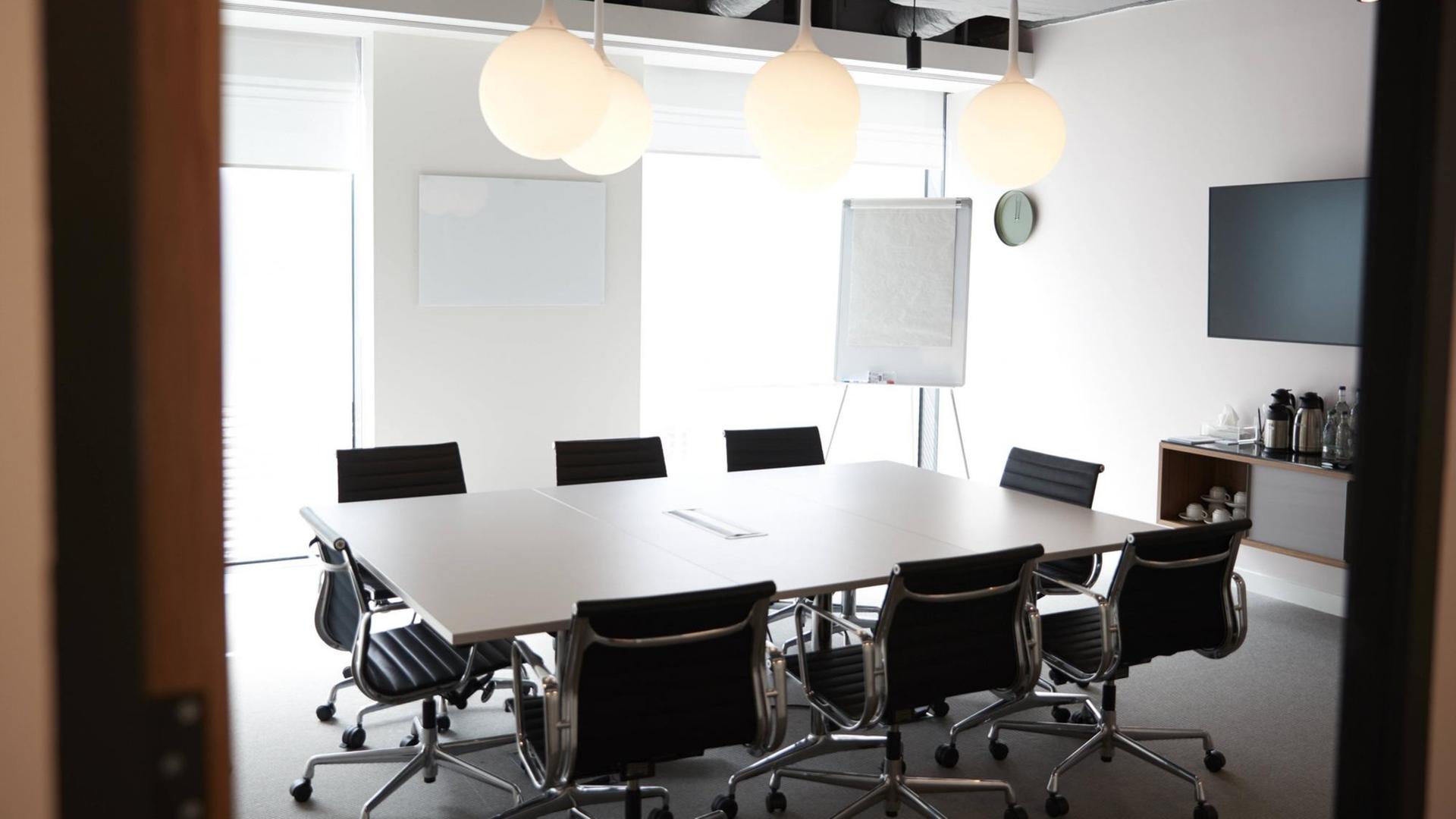 Blick in ein Besprechungszimmer eines Unternehmens. Keiner der Stühle ist besetzt - der Raum ist leer. Blick in ein Besprechungszimmer eines Unternehmens. Keiner der Stühle ist besetzt - der Raum ist leer.