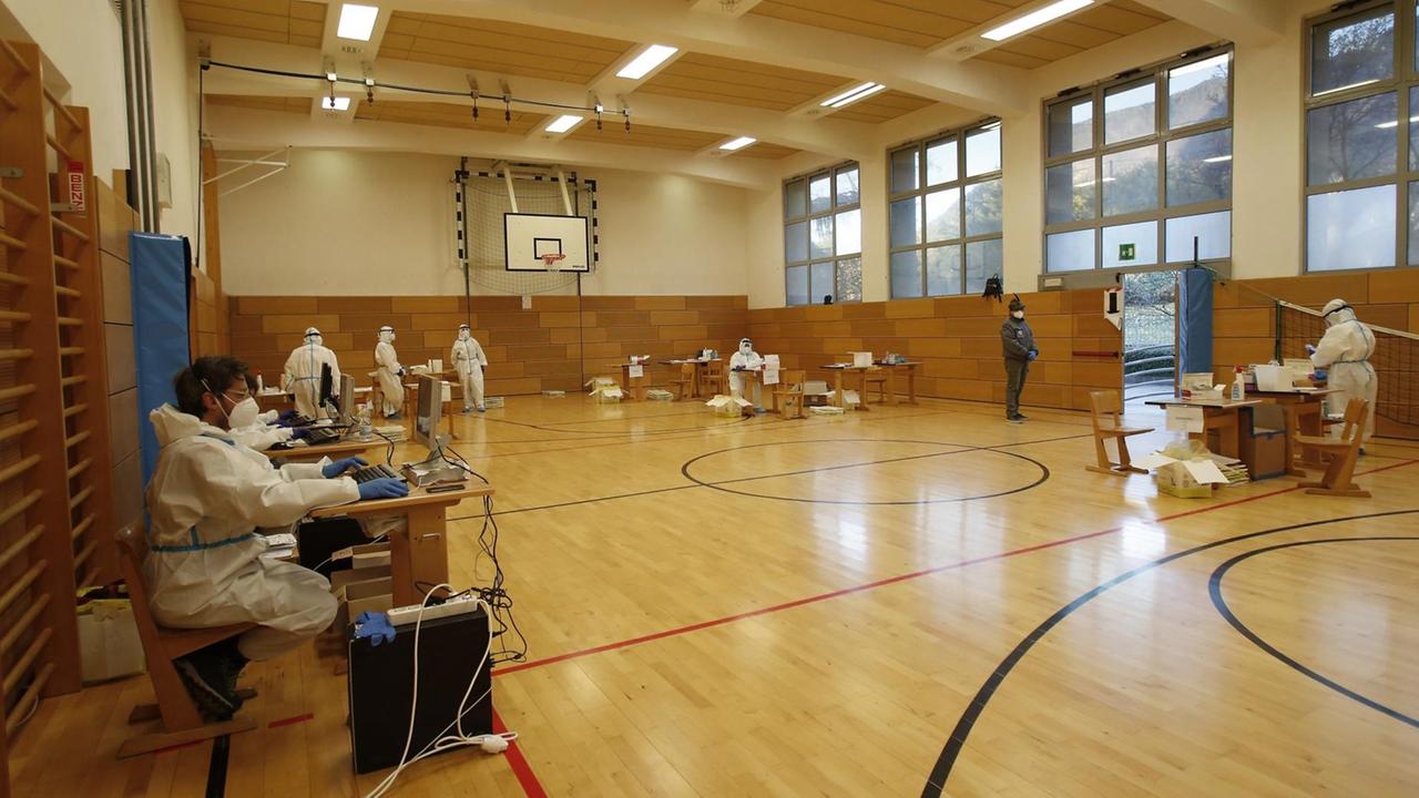 Medizinisches Personal wartet in einer Turnhalle. Medizinisches Personal wartet in einer Turnhalle.