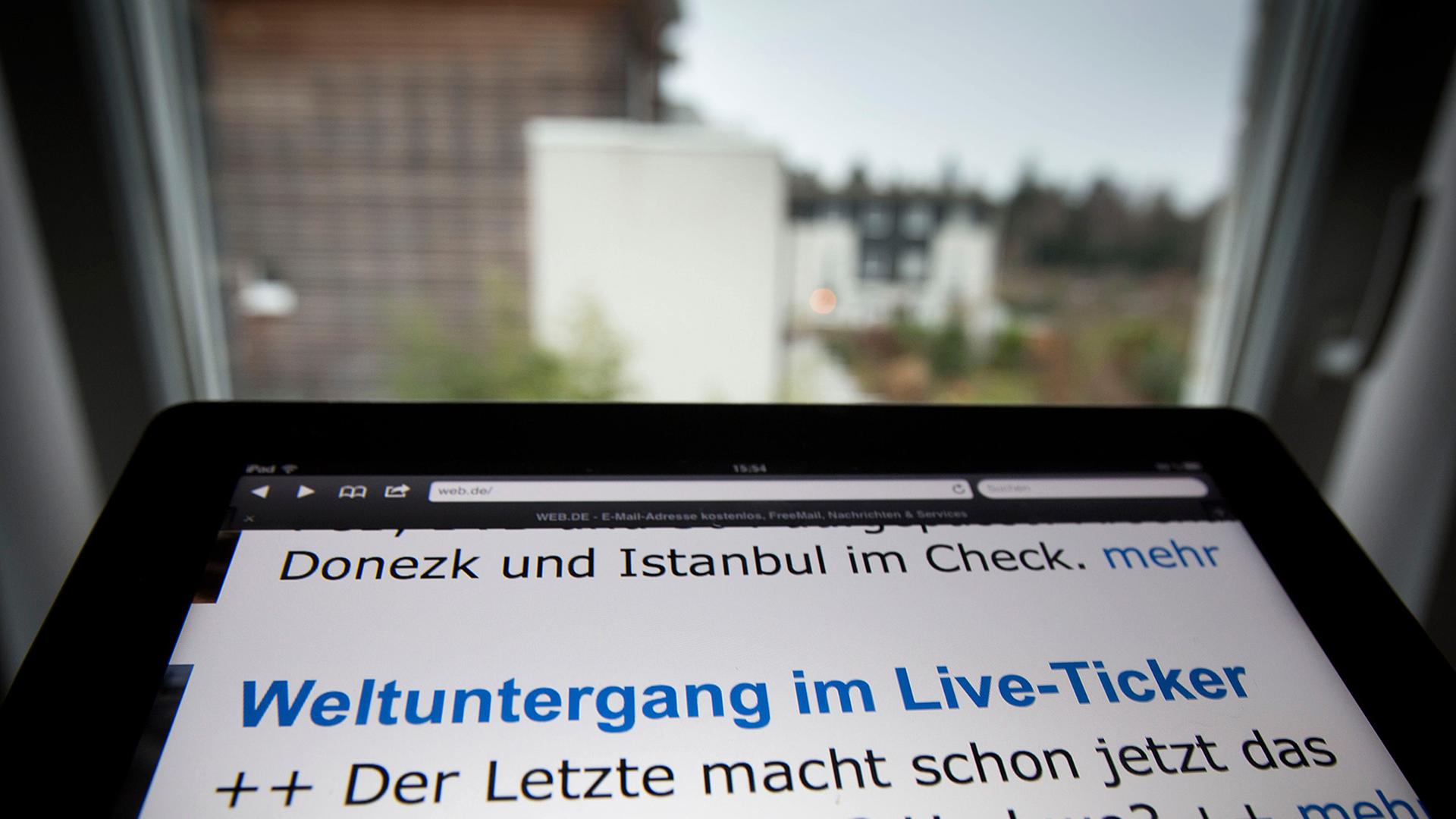 Auf der Website eines E-Mail-Providers wird am 20.12.2012 in Frankfurt am Main (Hessen) auf den "Weltuntergang im Live-Ticker" hingewiesen, der mit einem Klick zu erreichen ist. Auf der Website eines E-Mail-Providers wird am 20.12.2012 in Frankfurt am Main (Hessen) auf den "Weltuntergang im Live-Ticker" hingewiesen, der mit einem Klick zu erreichen ist.