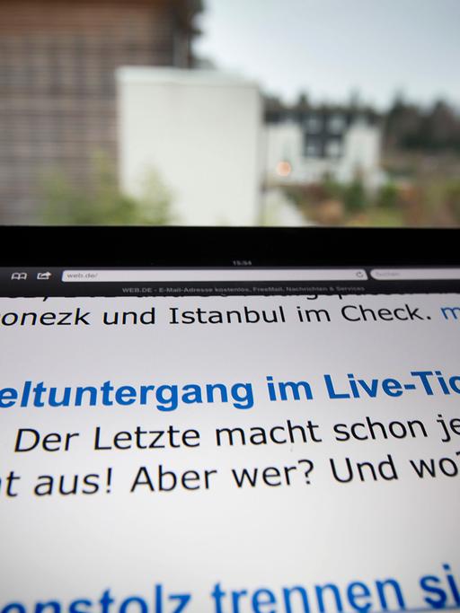 Auf der Website eines E-Mail-Providers wird am 20.12.2012 in Frankfurt am Main (Hessen) auf den "Weltuntergang im Live-Ticker" hingewiesen, der mit einem Klick zu erreichen ist.