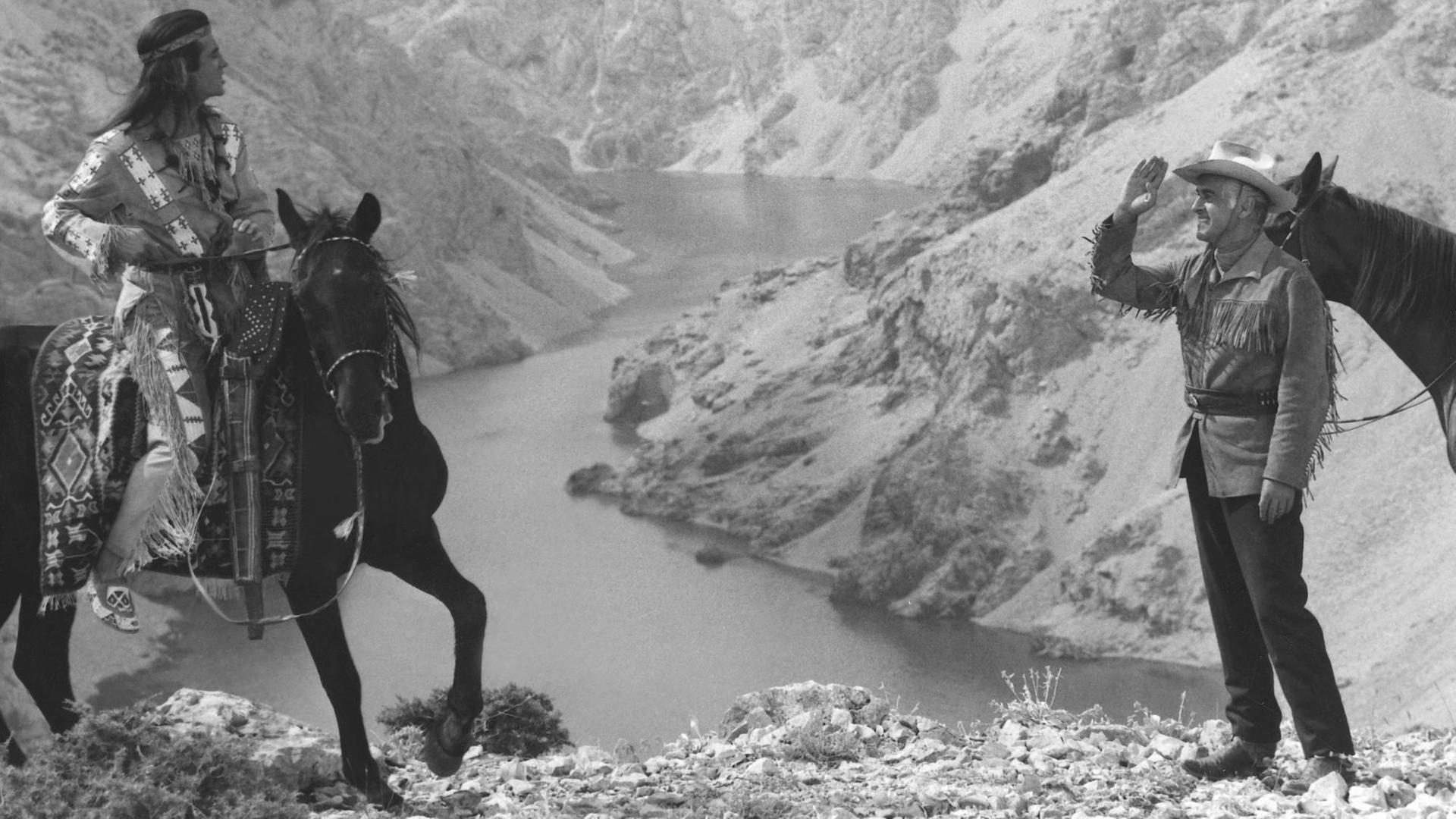 Der französische Schauspieler Pierre Briece als Winnetou und der britisch-amerikanische Schauspieler Stewart Granger (r) in der Rolle des Old Surehand in einer Karl-May-Verfilmung Anfang der 60-er Jahr in Jugoslawien