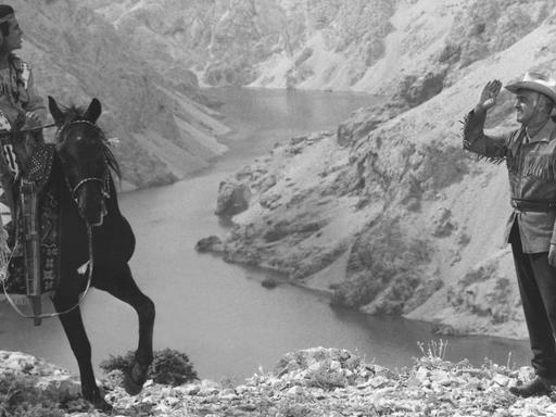 Der französische Schauspieler Pierre Briece als Winnetou und der britisch-amerikanische Schauspieler Stewart Granger (r) in der Rolle des Old Surehand in einer Karl-May-Verfilmung Anfang der 60-er Jahr in Jugoslawien