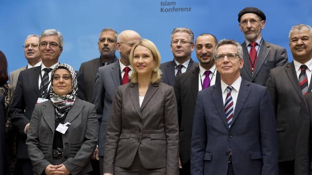 Ein Gruppenfoto deutscher Politiker und Vertretern der Islamkonferenz.