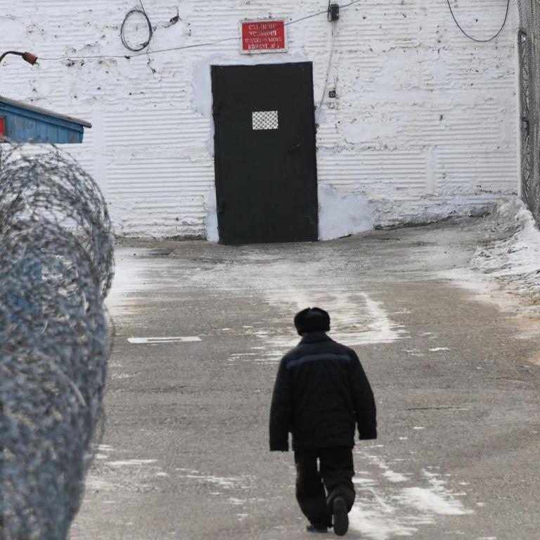 Ein Häftling läuft über den Hof der russischen "Besserungskolonie Nr. 2" im Distrik Karymsky