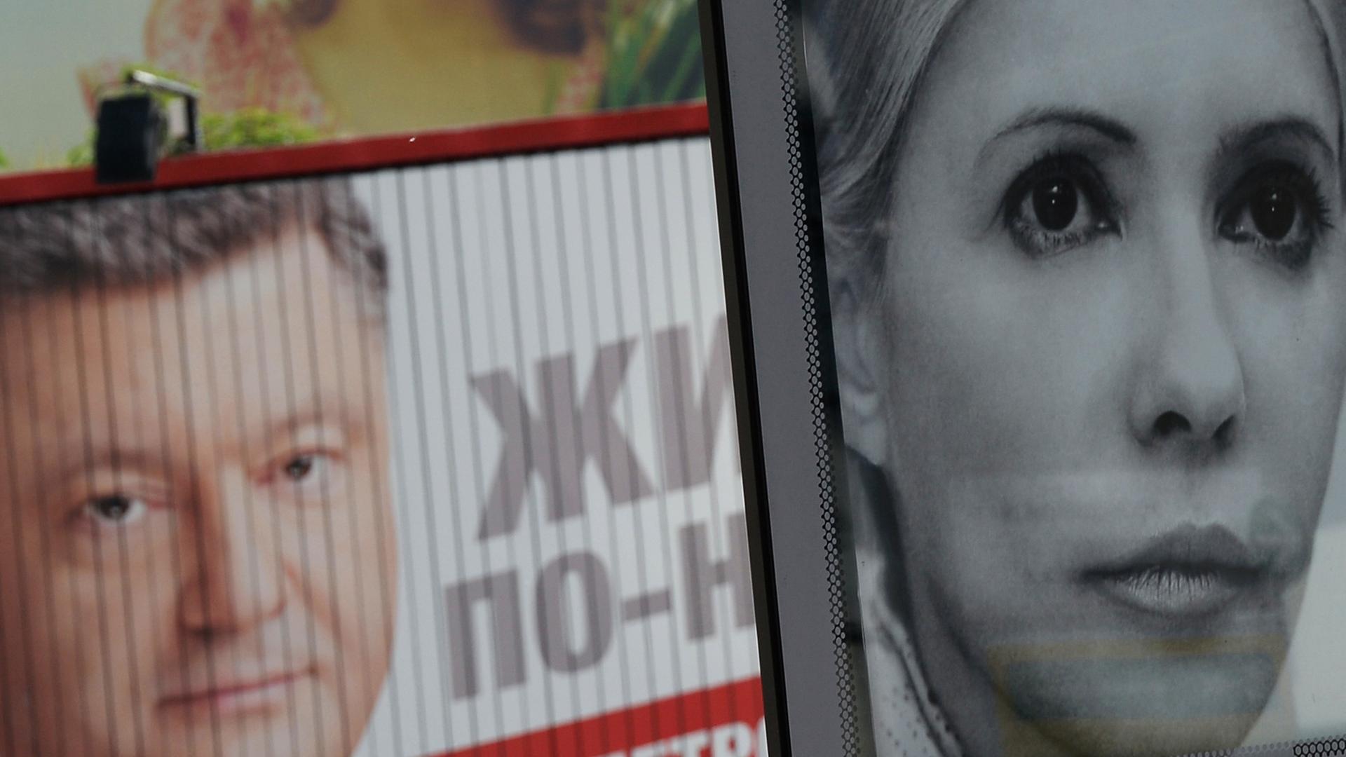 Wahl-Plakate von Petro Poroschenko und Julia Timoschenko in Kiew