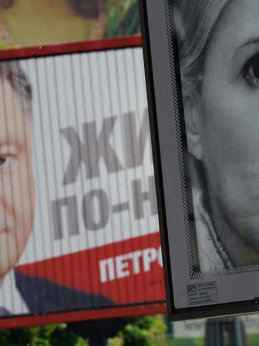 Wahl-Plakate von Petro Poroschenko und Julia Timoschenko in Kiew