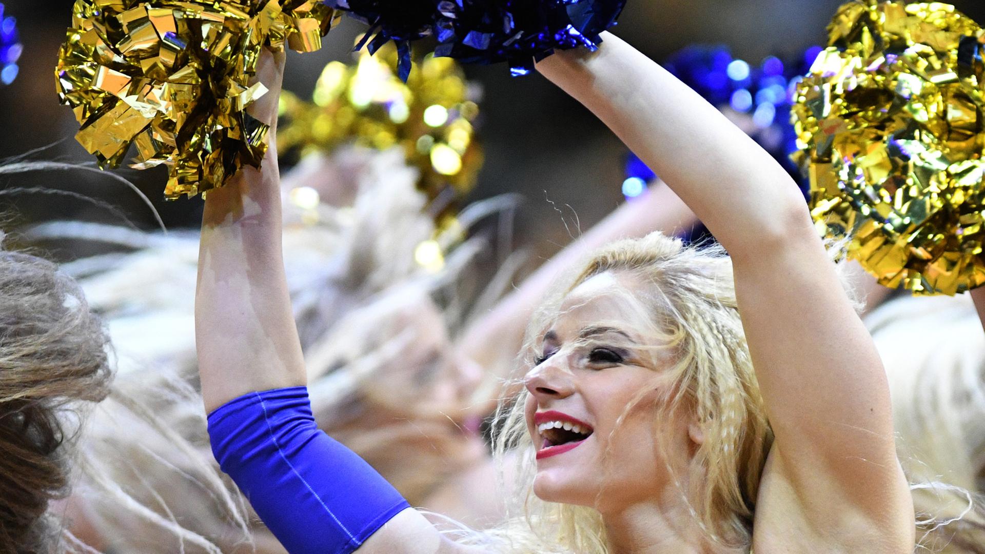 Eine Cheerleaderin in der Mercedes-Benz Arena in Berlin vor einem Basketballspiel Eine Cheerleaderin in der Mercedes-Benz Arena in Berlin vor einem Basketballspiel