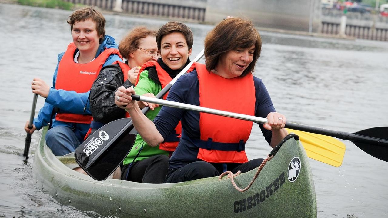 Rebecca Harms, Ska Keller, Ewa Sufin von der Vereinigung Fundacja Skrefa Zieleni und Heide Schinowsky vom Landesvorstand der Grünen in Brandenburg sitzen paddelnd in einem Boot. Rebecca Harms, Ska Keller, Ewa Sufin von der Vereinigung Fundacja Skrefa Zieleni und Heide Schinowsky vom Landesvorstand der Grünen in Brandenburg sitzen paddelnd in einem Boot.