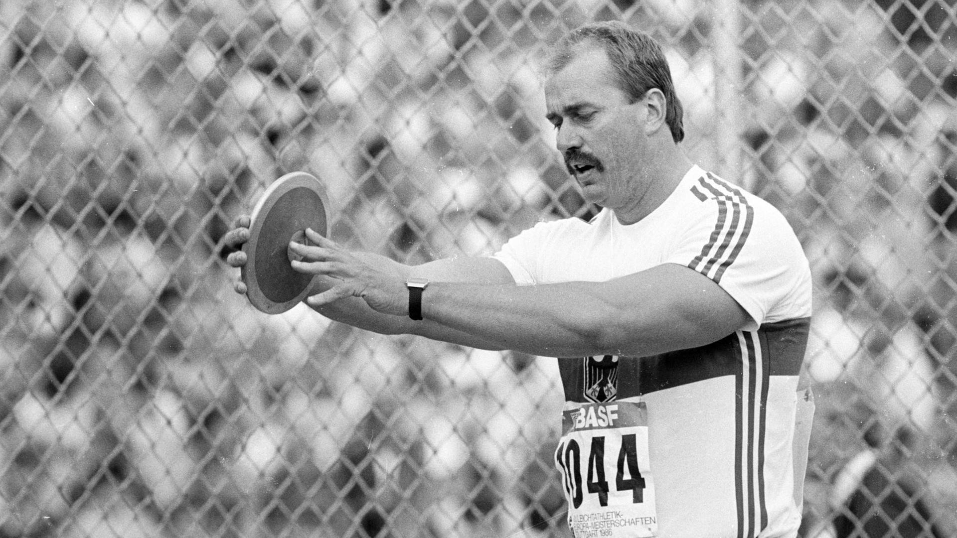 Der deutsche Diskuswerfer Alwin Wagner hält sein Sportgerät bei der Leichathletik-EM 1986 in Stuttgart in der Hand. Der deutsche Diskuswerfer Alwin Wagner hält sein Sportgerät bei der Leichathletik-EM 1986 in Stuttgart in der Hand.