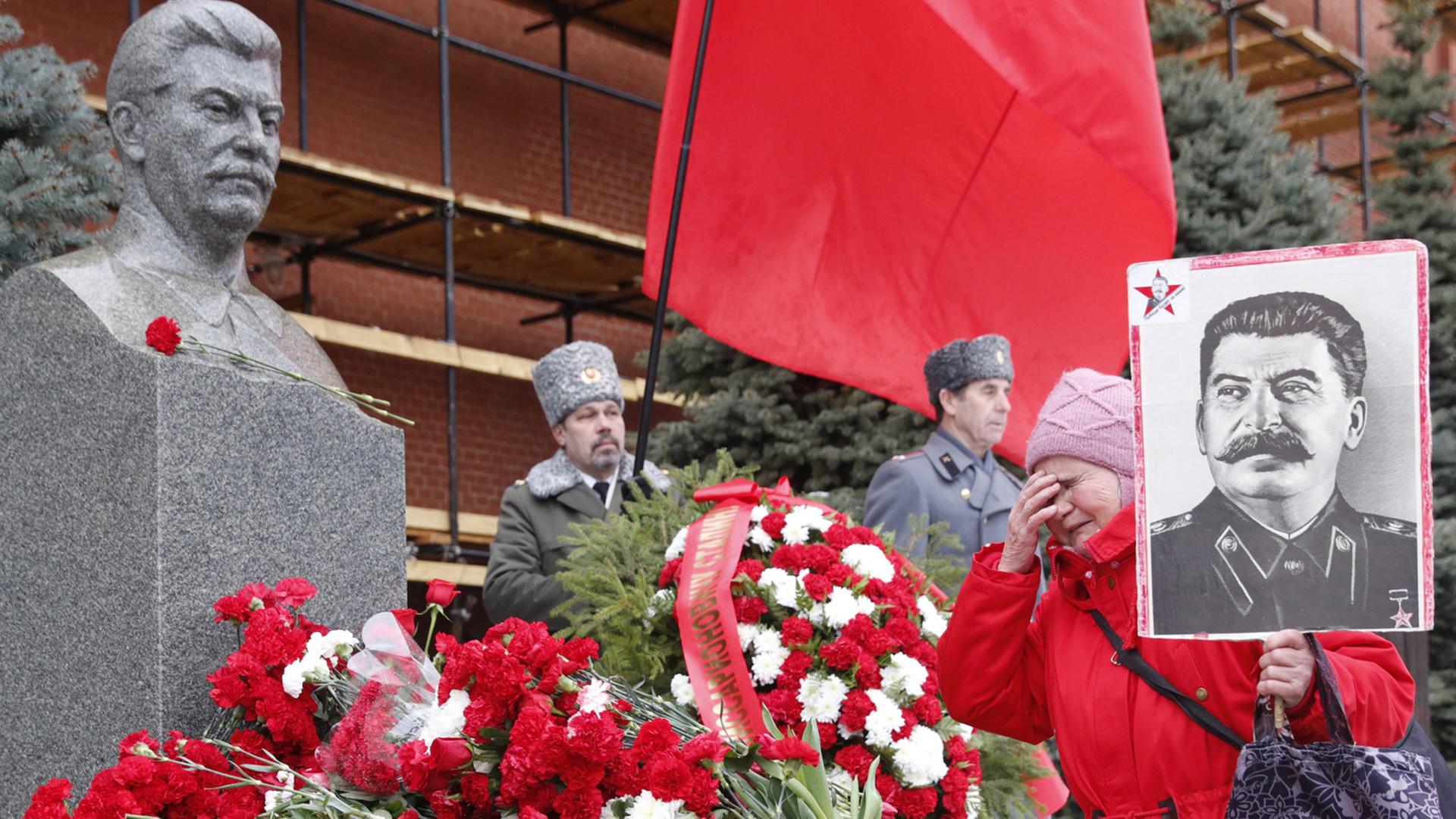 Eine Frau trauert zum Todestag Josef Stalins am 5. März 2016 an seinem Grab an der Kremlmauer. Eine Frau trauert zum Todestag Josef Stalins am 5. März 2016 an seinem Grab an der Kremlmauer.