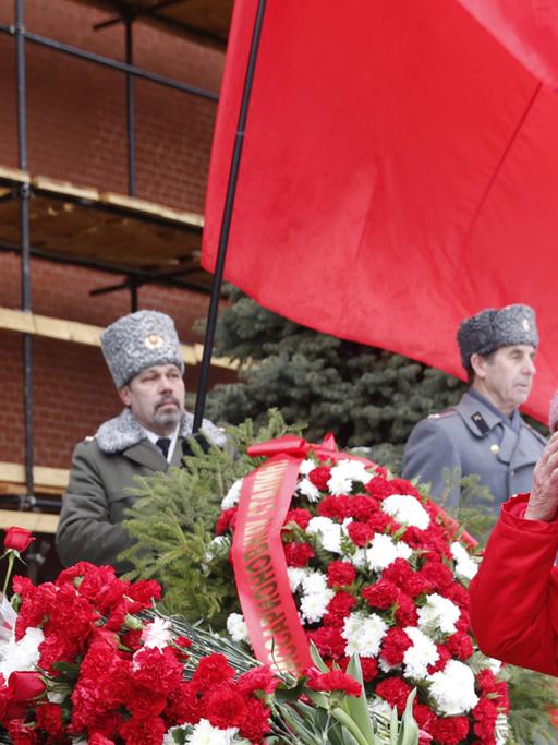 Eine Frau trauert zum Todestag Josef Stalins am 5. März 2016 an seinem Grab an der Kremlmauer.