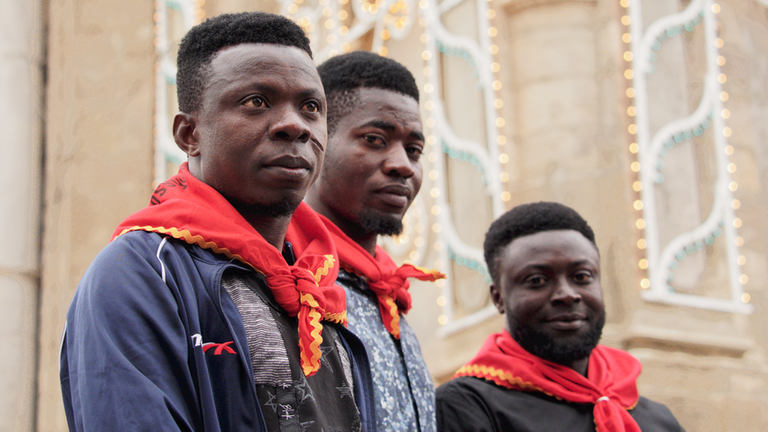 Drei junge Männer aus Ghana. Sie tragen rote Halstücher. Drei junge Männer aus Ghana. Sie tragen rote Halstücher.