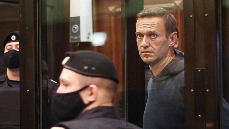 Der russische Oppositions-Politiker Nawalny steht in einem Gerichts-Saal. Der russische Oppositions-Politiker Nawalny steht in einem Gerichts-Saal.