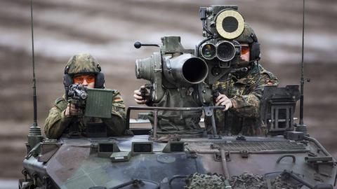 Zwei Soldaten der Bundeswehr auf einem Waffenträger Wiesel mit einer TOW Panzerabwehrlenkwaffe